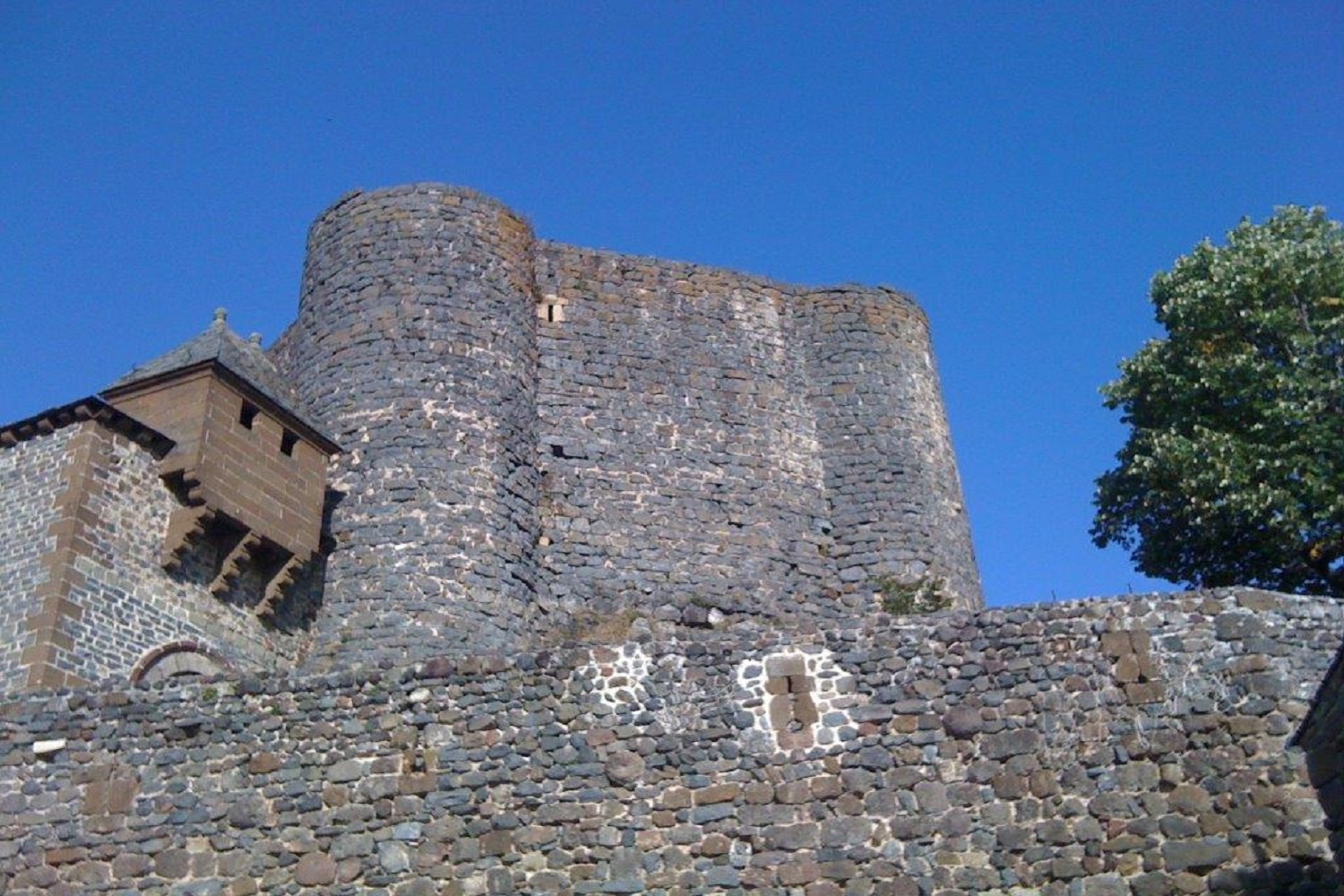 Citadelle vue de côté avec trois archères canonnières. - Château de Bouzols